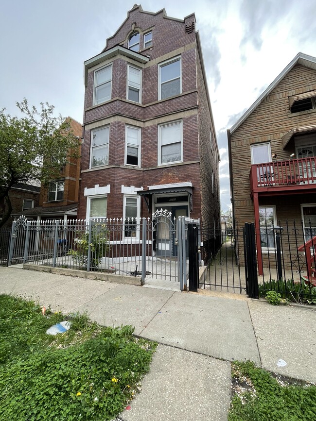 Building Photo - 2532 S Albany Ave