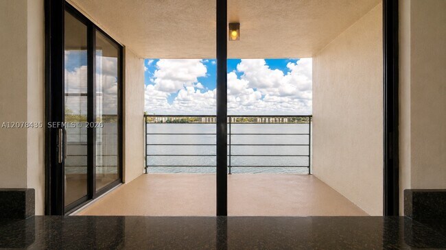 Foto del edificio - 114 Lake Emerald Dr