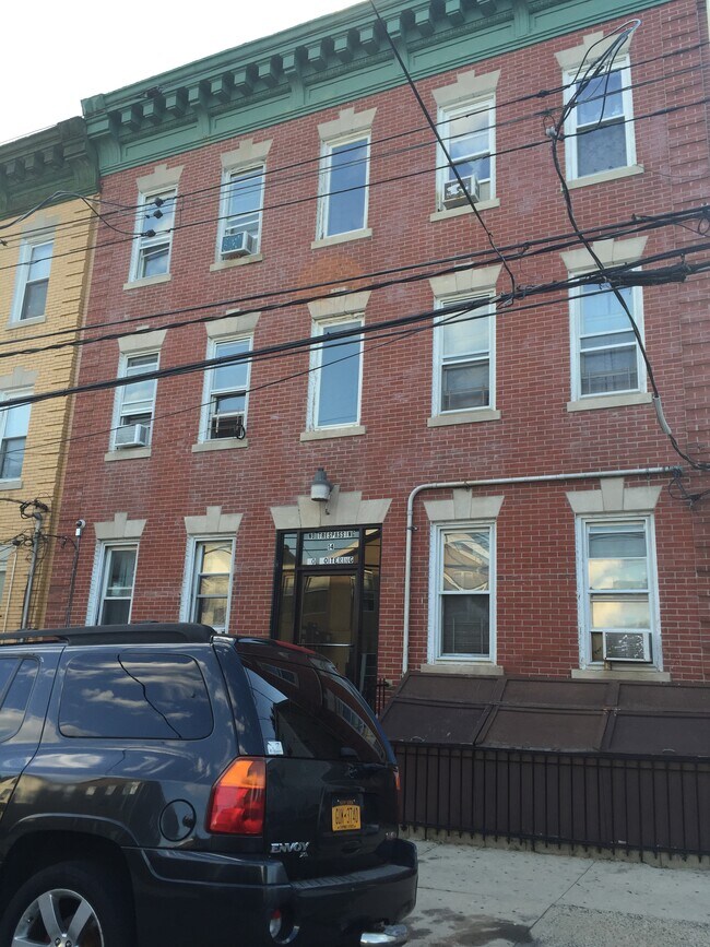 Building Photo - 14 N High St