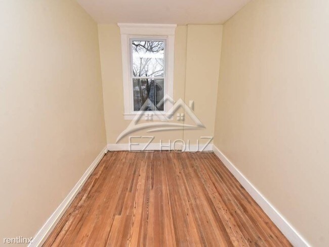Building Photo - 3 br, 1.5 bath Apartment - 3009 Erdman Avenue