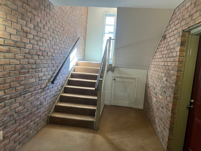 Building Photo - 2 Banyan Wood Ct