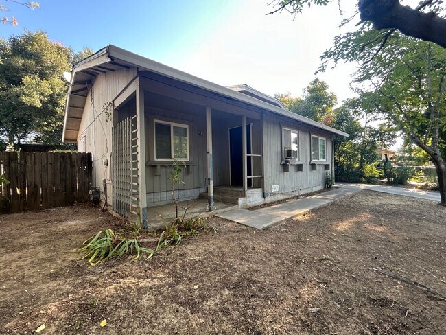 Building Photo - 2 bedroom 1 bathroom House with fenced yar...