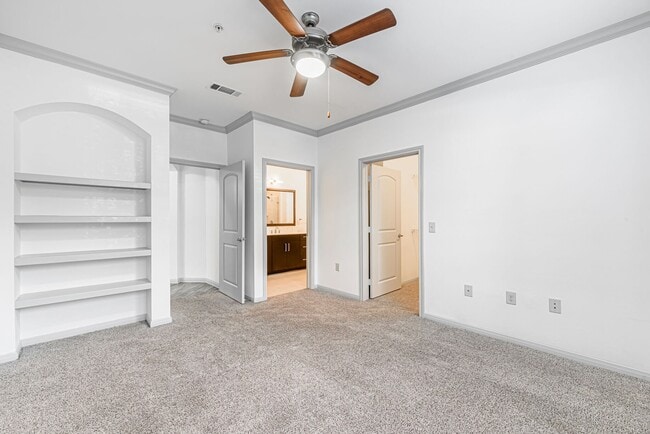 Building Photo - 8877 Lakes at 610 Dr