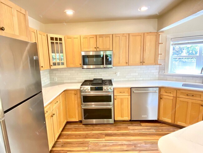 Building Photo - Large 4 BR Home in River West with great walkability!