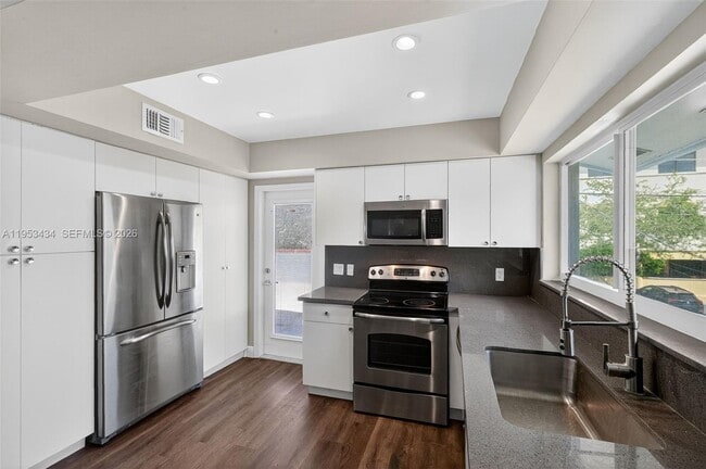 Foto del edificio - 539 Menendez Ave