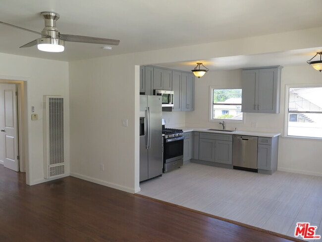 Foto del edificio - 833 N Kingsley Dr