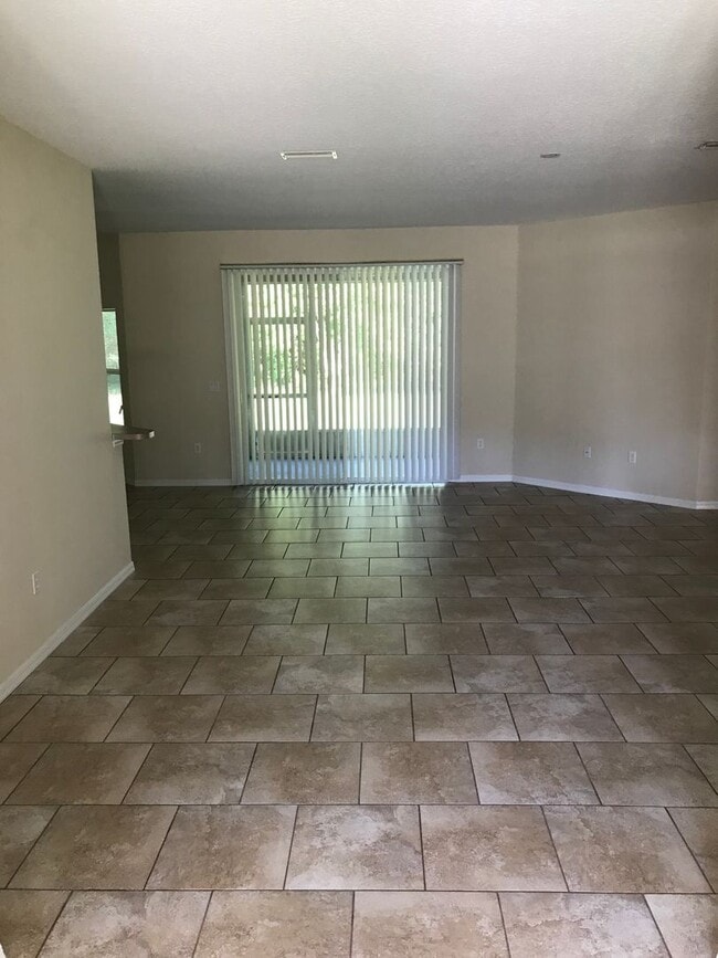 Building Photo - 4/2/2 With tiled flooring and screened in ...