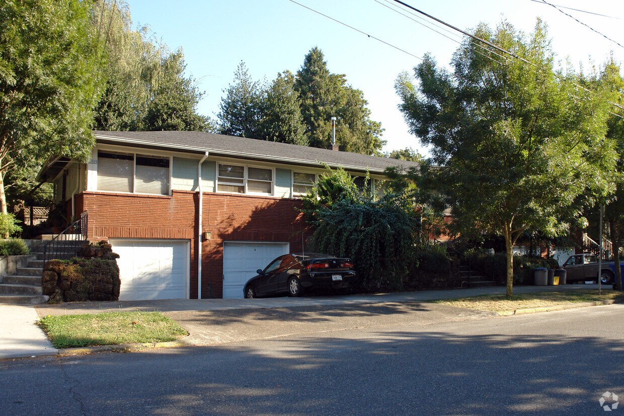 Building Photo - 3909 SE Woodward St