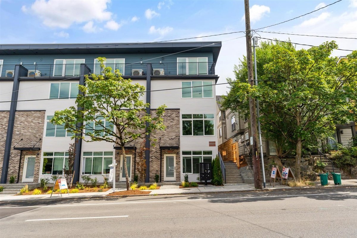 Photo - 5810 Roosevelt Way NE (Seattle, WA)