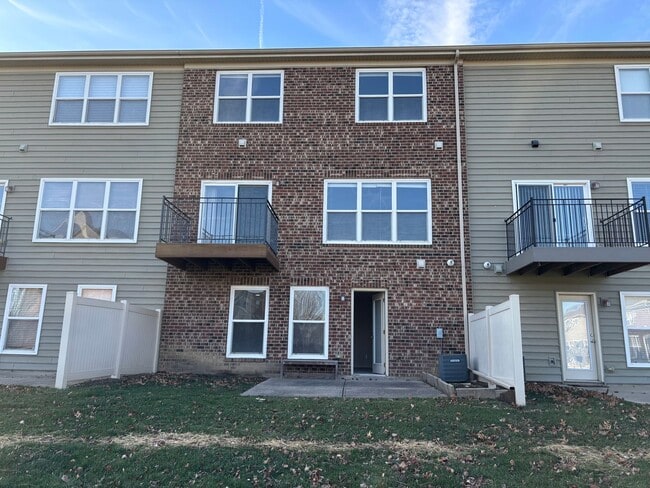 Photo - Don't miss out on this great 3 bed 3.5 bath townhouse with tons of amenities!