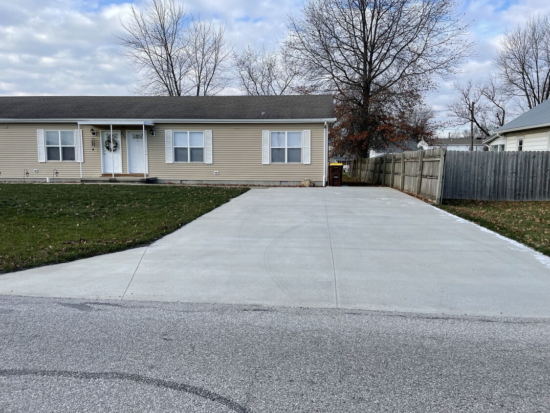 Private driveway/side A - 630 Squires Ave