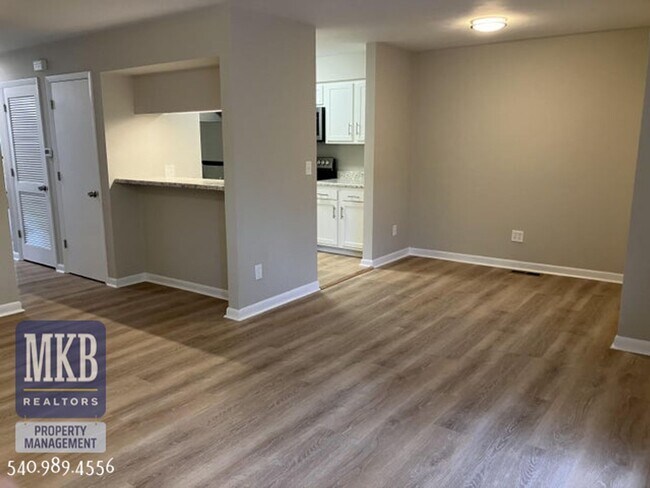 Building Photo - Newly Renovated Condo in Wood Crossing - R...