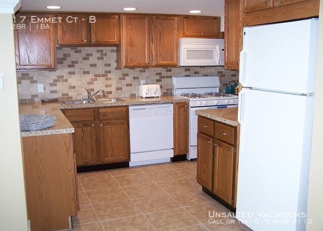 Building Photo - Updated 2 bedroom with Lake Michigan views