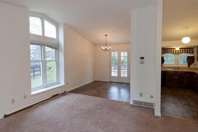 Building Photo - 1008 Camelot Cir