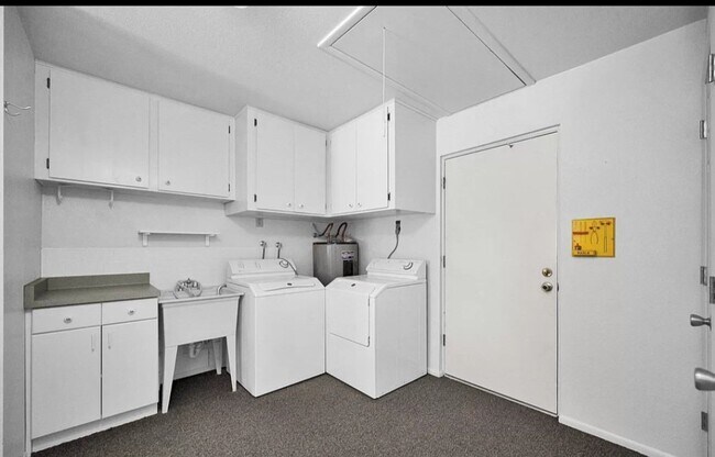 Building Photo - 6322 E Des Moines St