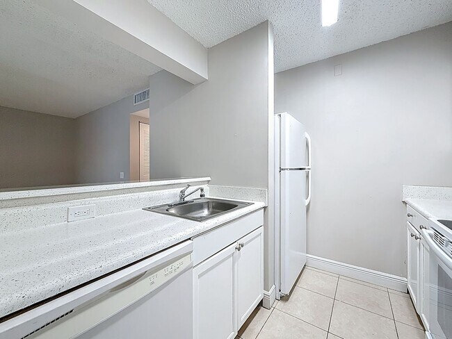 Building Photo - 719 Meadows Cir