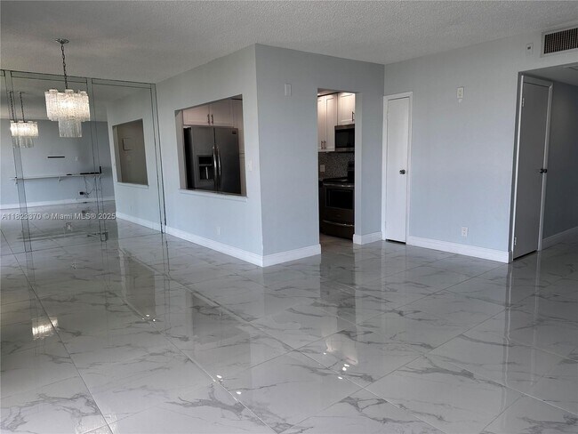 Foto del edificio - 20335 W Country Club Dr