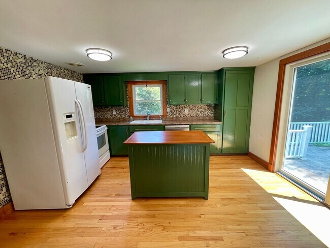 Foto del edificio - 2-Bedroom Cape in Mystic!