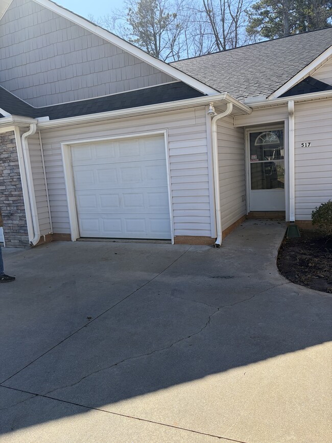 Building Photo - 517 Victoria Manor Dr