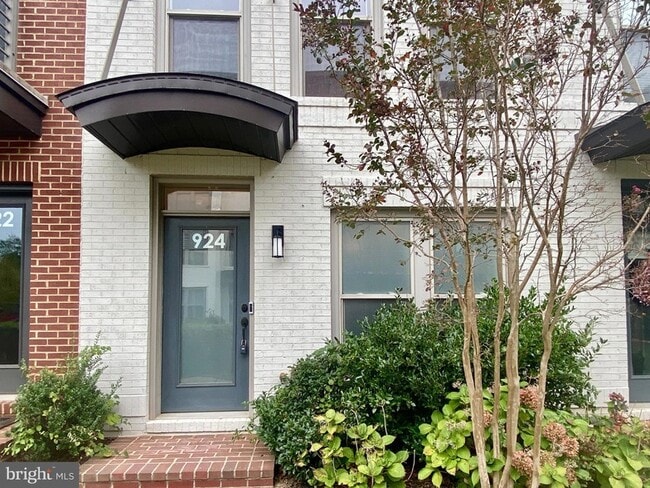 Photo - 924 King Farm Blvd Townhome