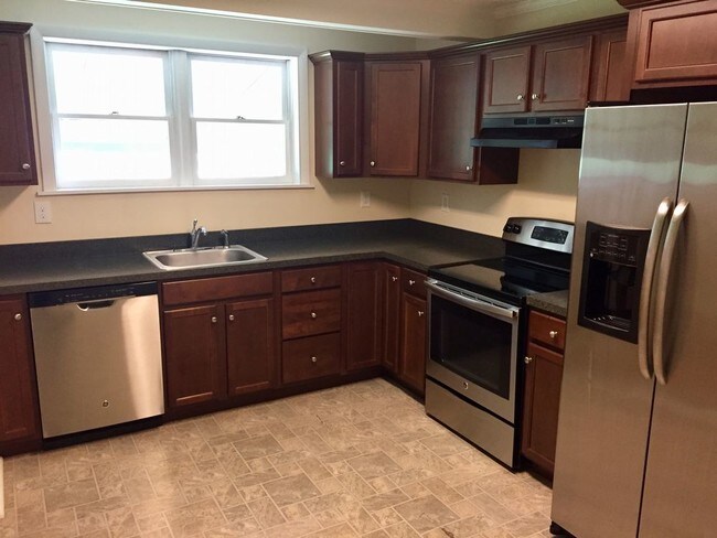 Building Photo - 4 Bedroom Home in CV Schools