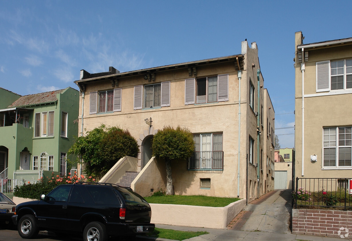 Building Photo - 852 N Oxford Ave