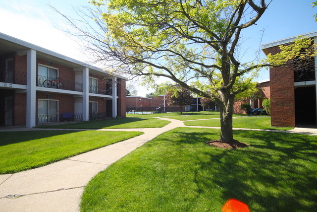 Primary Photo - 150 E Lake St