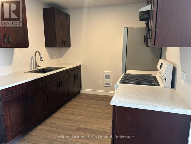 Photo du bâtiment - 380 1st Ave N