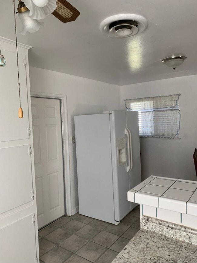 Building Photo - 3 Bedroom 2 Bath Home