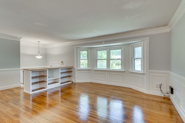 Foto del edificio - Charming 3+ BR single family home availabl...