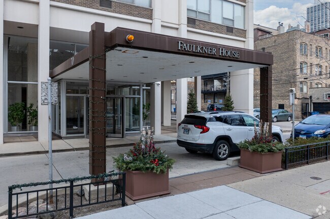 Entrada - Faulkner House Condos