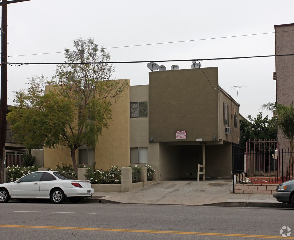 Primary Photo - 15835 Saticoy St