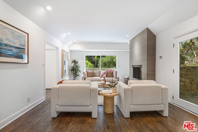 Foto del edificio - 8155 Willow Glen Rd