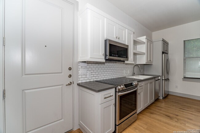 Foto del edificio - 112 Lindell Pl