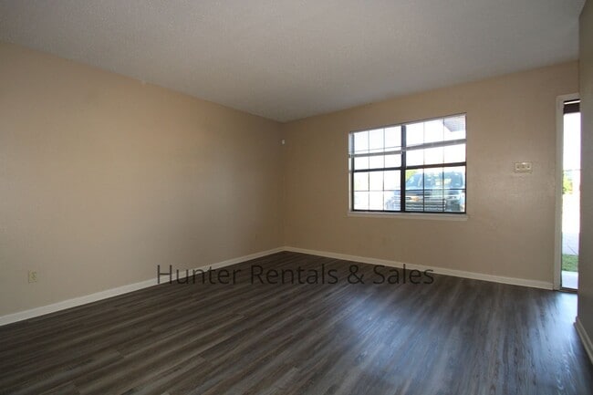 Building Photo - Two-Story Living!