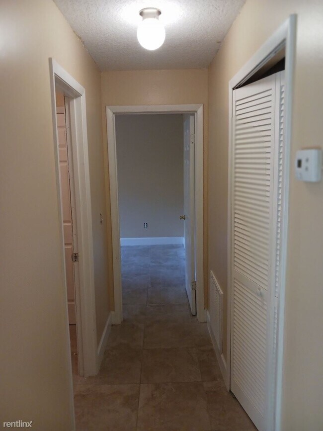 Building Photo - 3 br, 2 bath Duplex - 8138 Parrot Drive 8138