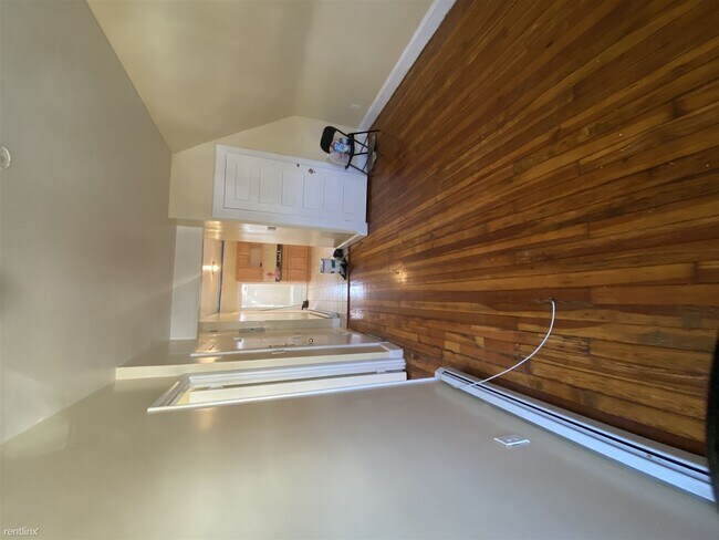 Foto del edificio - 2 br, 1 bath Triplex - 56 Treacy Ave