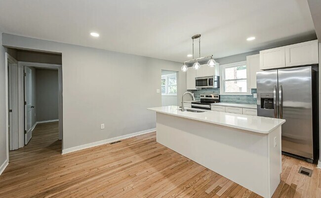 Building Photo - 1404 Landis Dr