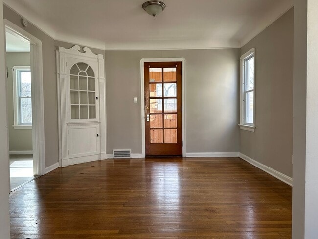 Building Photo - Updated home