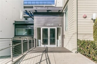 Building Photo - 12837 Moorpark St