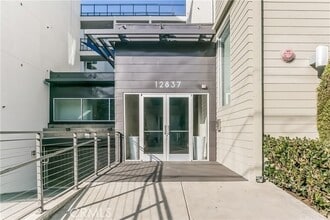 Building Photo - 12837 Moorpark St