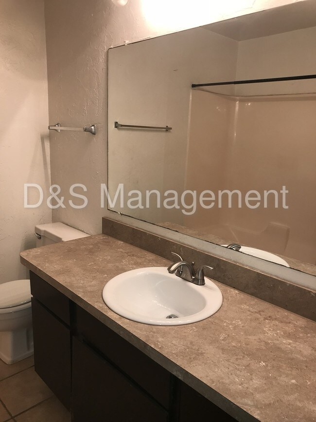 Foto del edificio - 9512 S Shartel Ave