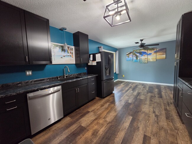 Custom Kitchen/Dining Room - 629 Tyler St