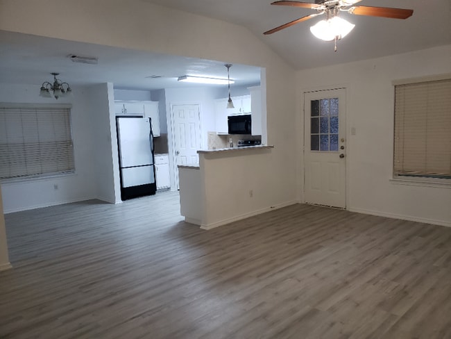 Foto del edificio - 1121 Dixon Cir