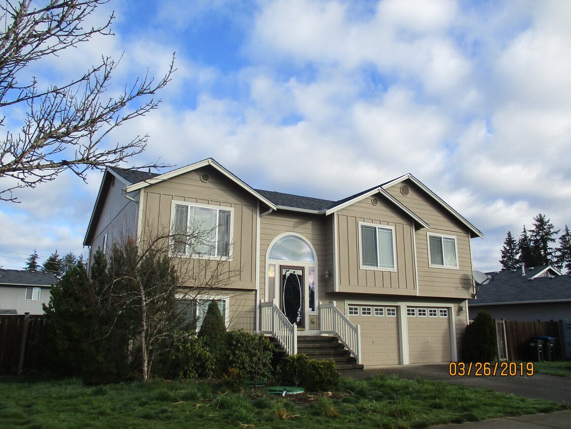 Foto principal - Remodeled 4BD Home Heart Of Yelm! Plus Lar...