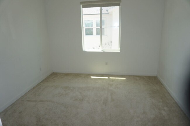 Foto del edificio - Stunning 4 Bedroom 3 Bath Plus Loft Home i...