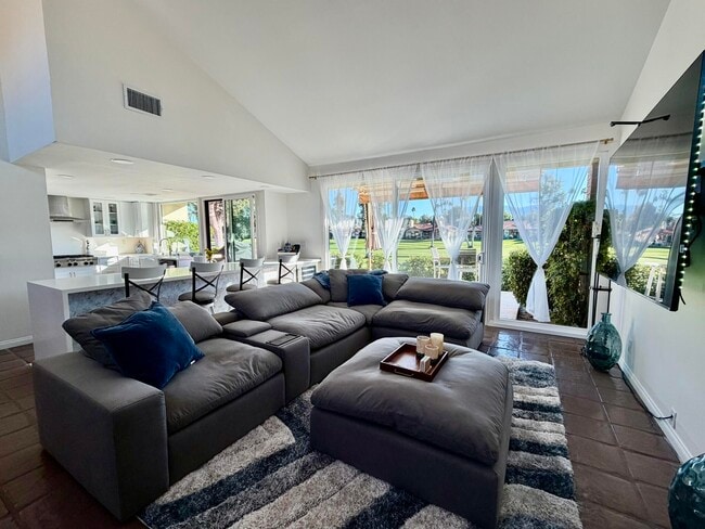 Building Photo - 177 Las Lomas