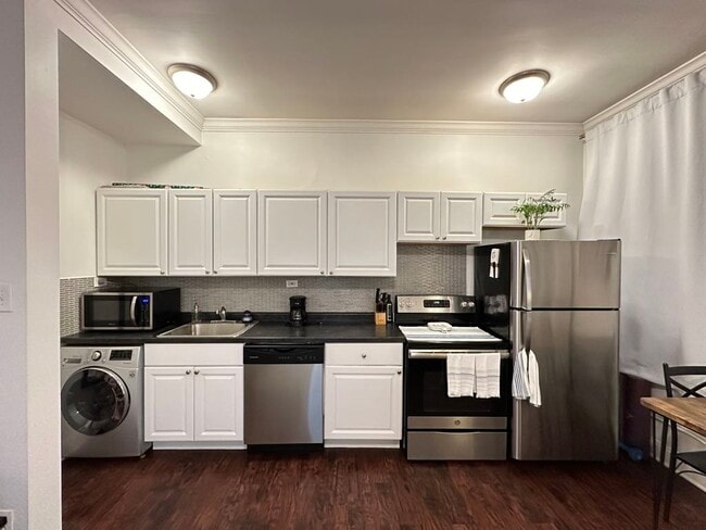 Building Photo - 3345 N Marshfield Ave