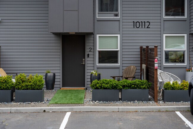 Entrada - 10108 NE 68th St