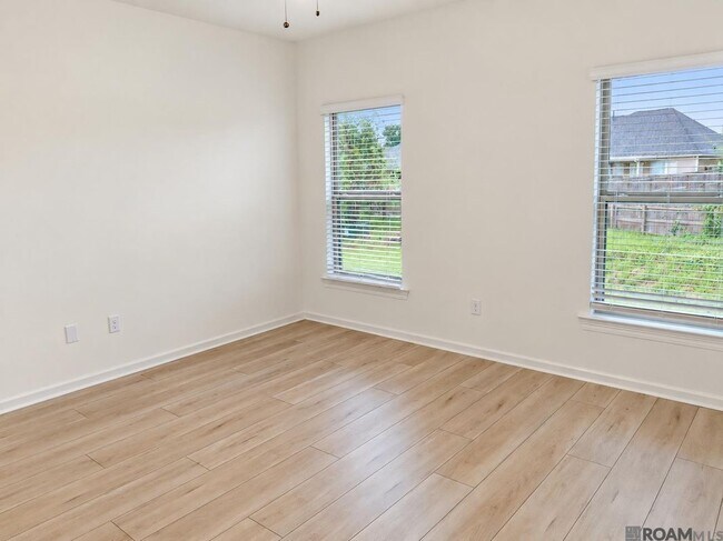 Foto del edificio - 23668 Sweetbriar Ct